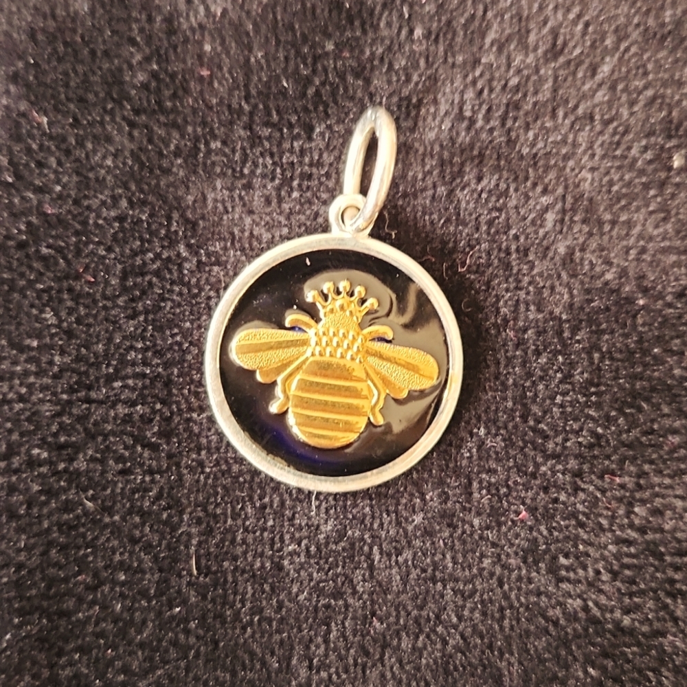 Lola Small Queen Bee